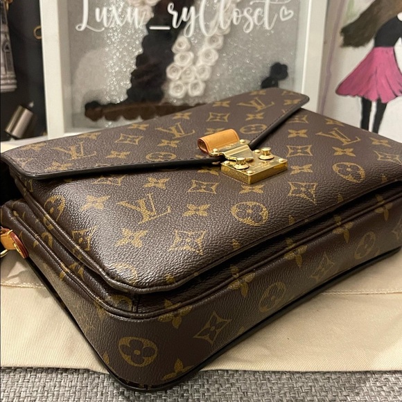 Louis Vuitton Pochette Métis Monogram Canvas - Picture 7 of 9